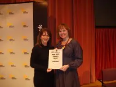 Cllr Karen Chilvers receives her award from Lynne Featherstone MP at the regional conference