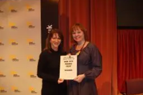 Cllr Karen Chilvers receives her award from Lynne Featherstone MP at the regional conference